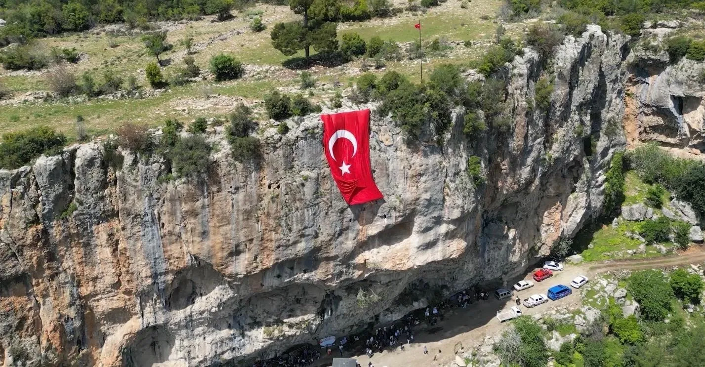 Aserin Kayası Eşsiz Manzarasıyla Dikkat Çekiyor