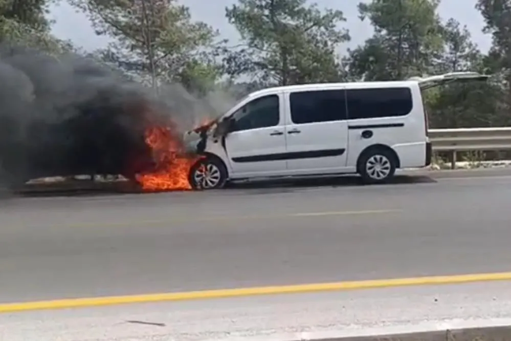 Mersin’de Seyir Halindeki Hafif Ticari Araç Alev Alev Yandı