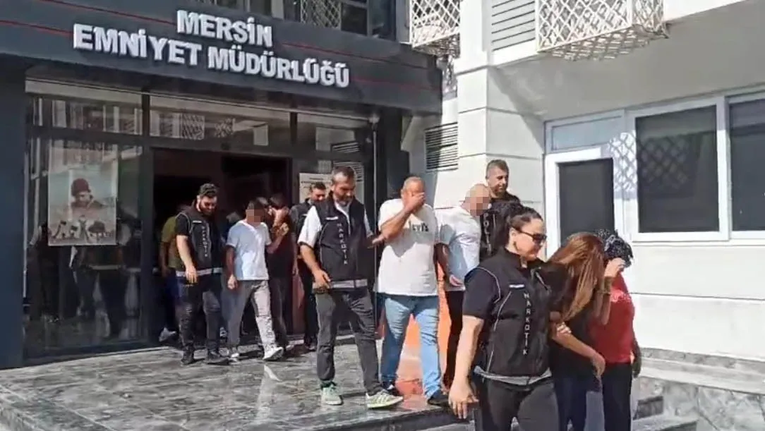 Hastane Otoparkındaki Araçtan 256 Bin 900 Uyuşturucu Hap Çıktı: 2 Şüpheli Tutuklandı