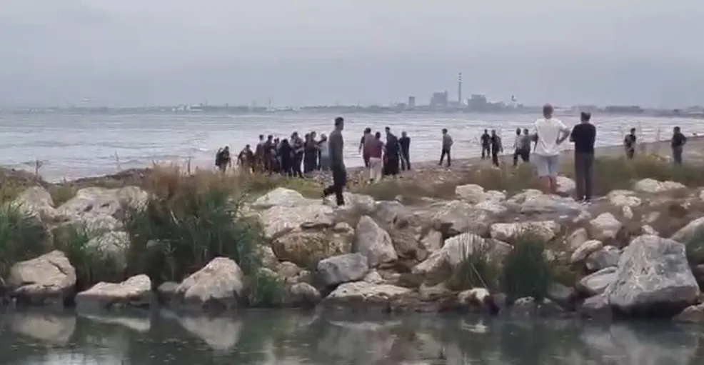 Denize Giren 3 Gençten Biri Hayatını Kaybetti