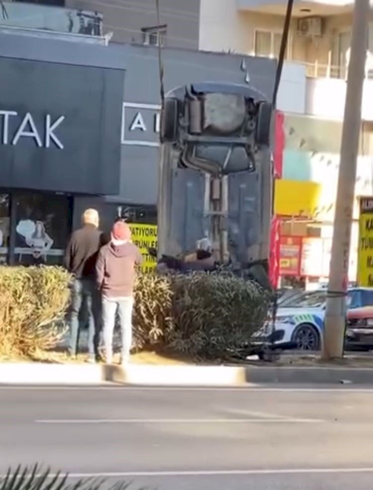 Erdemli’de Otomobil Takla Attı: Kaza Anı Kamerada