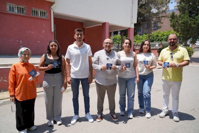 TÜRKİYE'DE BİR İLK: YAZILIMCI BAŞKAN MUSTAFA KARA'DAN YKS'YE GİREN GENÇLERE DİJİTAL DESTEK ERDEMLİ'DE YKS'YE GİREN GENÇLERE BAŞKAN KARA'DAN 5 GB İNTERNET HEDİYESİ