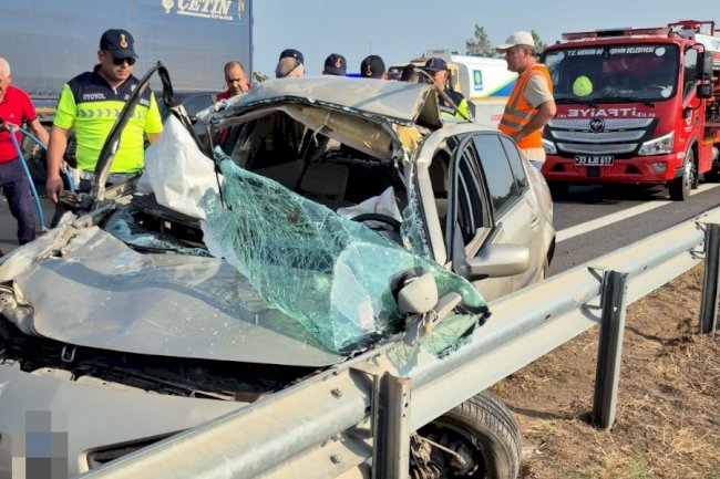 Otoyolda tıra çarpan otomobil hurdaya döndü: 2 yaralı