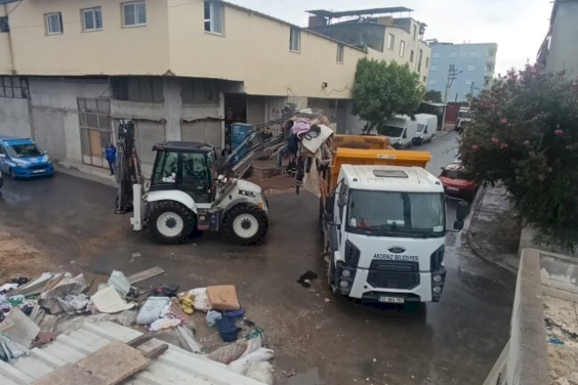 Mersin’den bir evden 10 kamyon çöp çıkarıldı