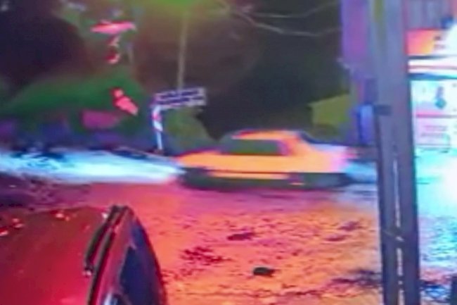 Otomobilin metrelerce aşağı düştüğü o anlar kameraya yansıdı: 2 yaralı