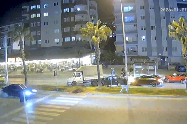 Yayaya yol vermek isterken zincirleme kazaya neden oldu