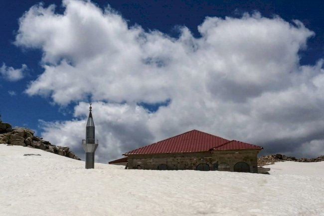 Toroslar’ın zirvesinde 741 yıllık cami kar altında kaldı