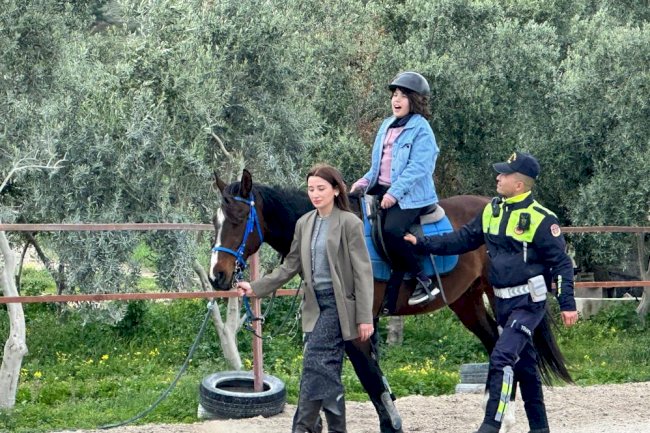 Otizmli çocuklara atla terapi desteği