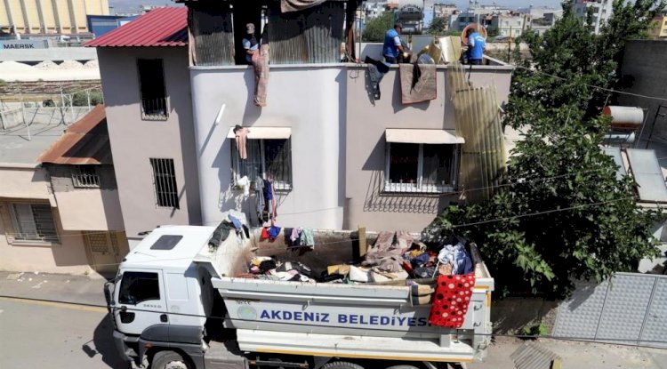 Mersin'de bir evden 2 kamyon çöp çıkarıldı