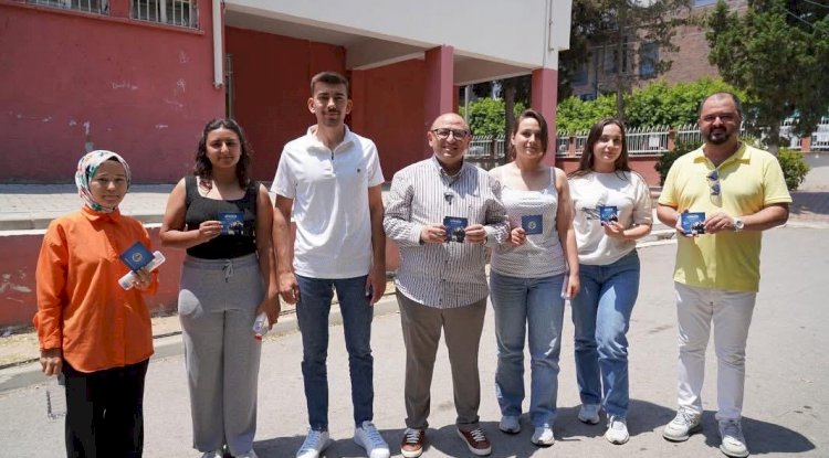 TÜRKİYE'DE BİR İLK: YAZILIMCI BAŞKAN MUSTAFA KARA'DAN YKS'YE GİREN GENÇLERE DİJİTAL DESTEK ERDEMLİ'DE YKS'YE GİREN GENÇLERE BAŞKAN KARA'DAN 5 GB İNTERNET HEDİYESİ