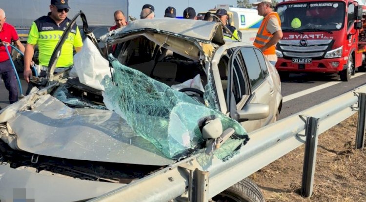 Otoyolda tıra çarpan otomobil hurdaya döndü: 2 yaralı