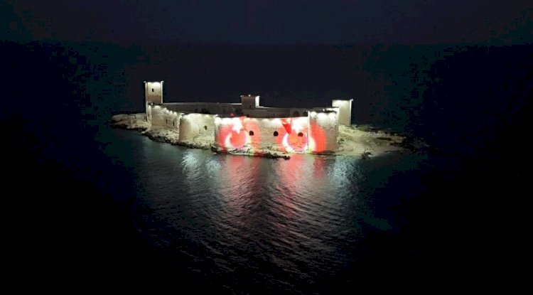 Mersin'in simgesi Kızkalesi 'Ay Yıldızla' aydınlandı