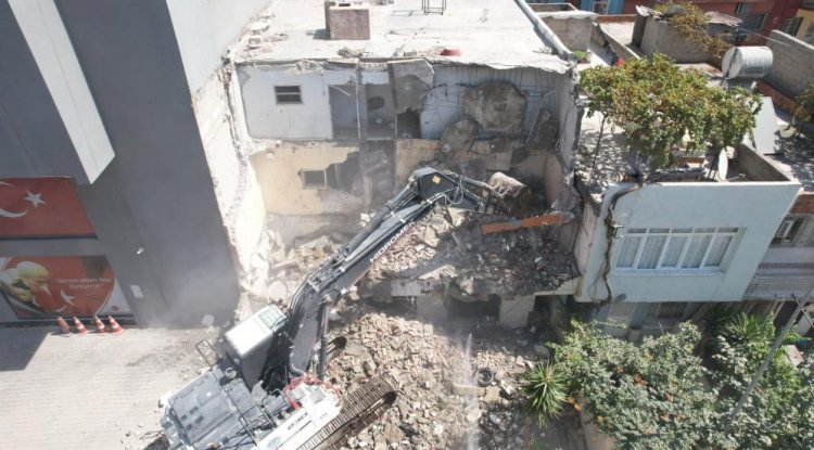 Akdeniz'de metruk yapılar yıkılıyor