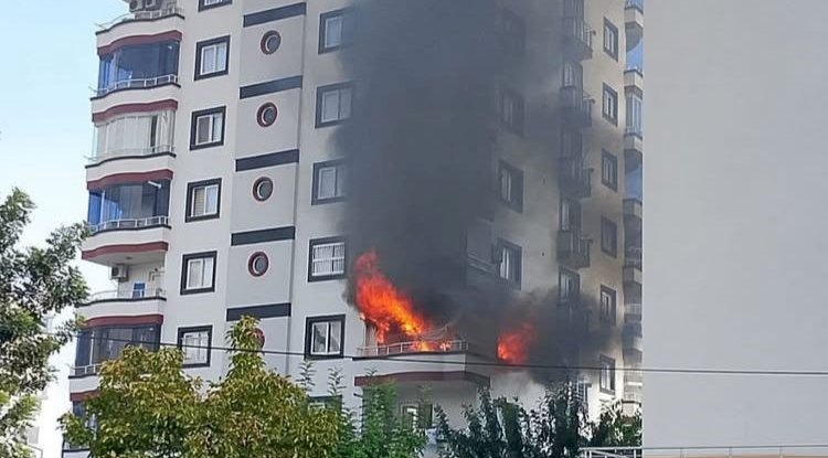 Mersin'de 9 katlı binada yangın: Alevler daireyi sardı
