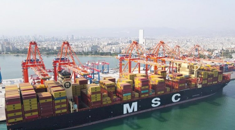 Dünyanın en büyük konteyner gemisi Mersin Limanı'na geldi