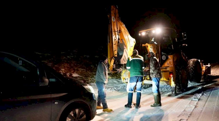 Erdemli'de Araçlarıyla karlı ve buzlu yolda mahsur kalanları ekipler kurtardı