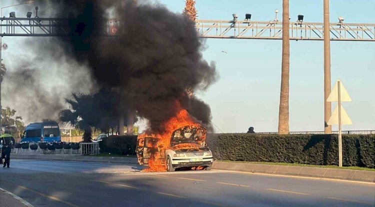 Seyir halindeki otomobil alev alev yandı: 2 kişi son anda kurtuldu
