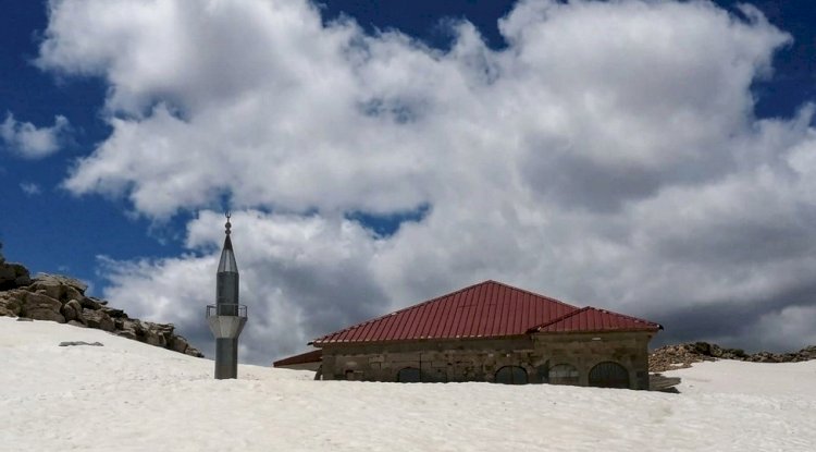 Toroslar’ın zirvesinde 741 yıllık cami kar altında kaldı