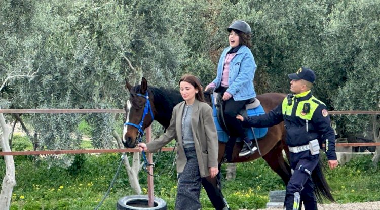 Otizmli çocuklara atla terapi desteği
