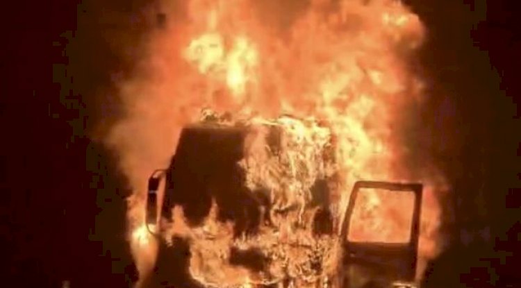 Seyir halindeki tır alev alev yandı