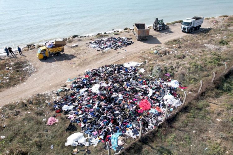 Mersin sahilinde tepki çeken görüntü: Tonlarca tekstil atığı sahile döküldü