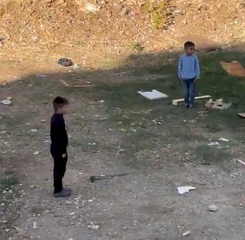 AFAD'ın siren testi sırasında çocuklar esas duruşa geçti