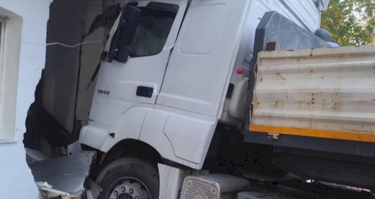 Erdemli’de Faciadan Dönüldü: Freni Boşalan Tır Fırına Daldı, Yuvarlanan Mermer Blok Keçileri Telef Etti