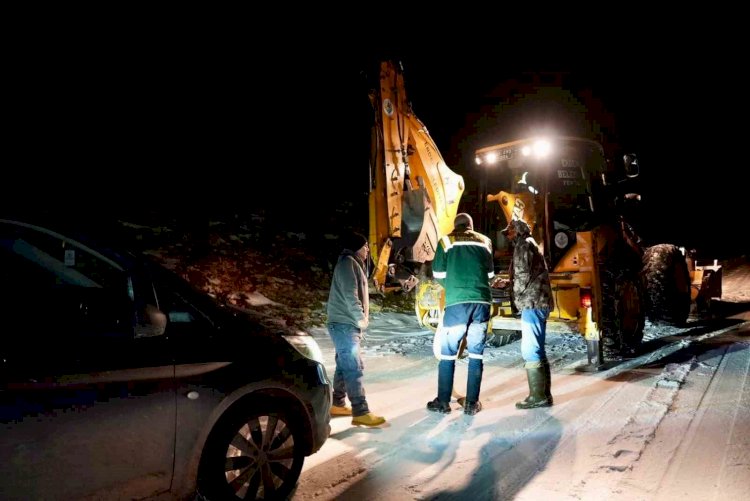 Erdemli'de Araçlarıyla karlı ve buzlu yolda mahsur kalanları ekipler kurtardı